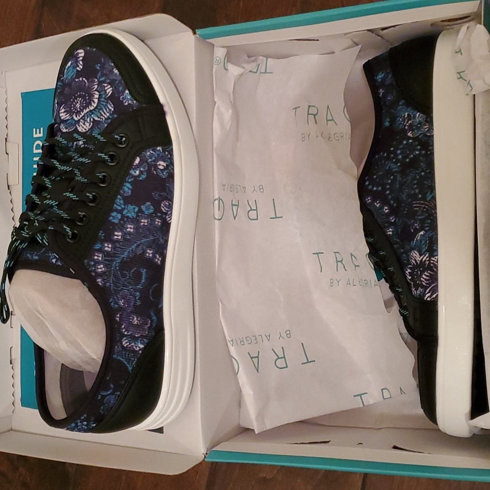 NWT in box TRAQ by Alegria Sneakers